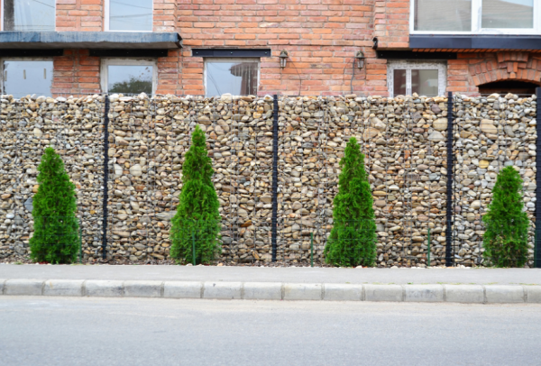 Pagar gabion dengan tampilan alami dan eksklusif